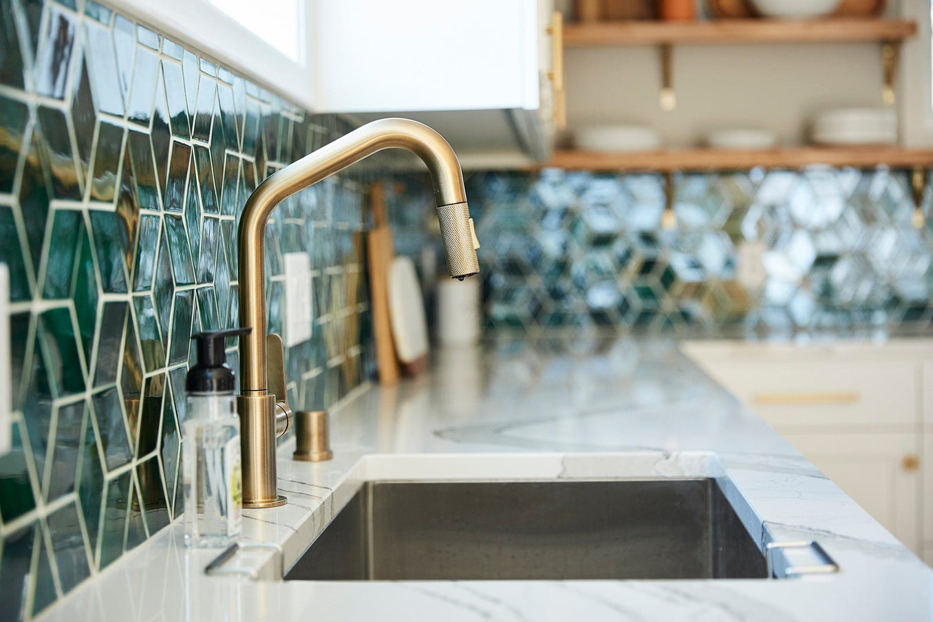 emerald green diamond tile kitchen, emerald green diamond tile kitchen backsplash, emerald green diamond tile