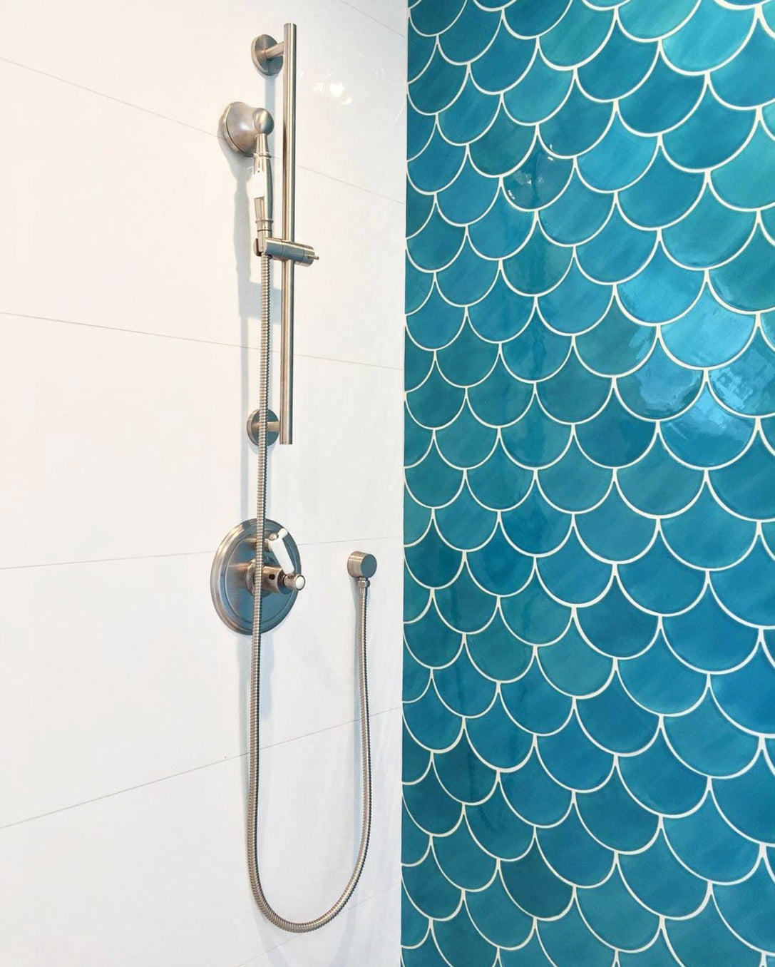 Shower with light blue mermaid/fish scale tile
