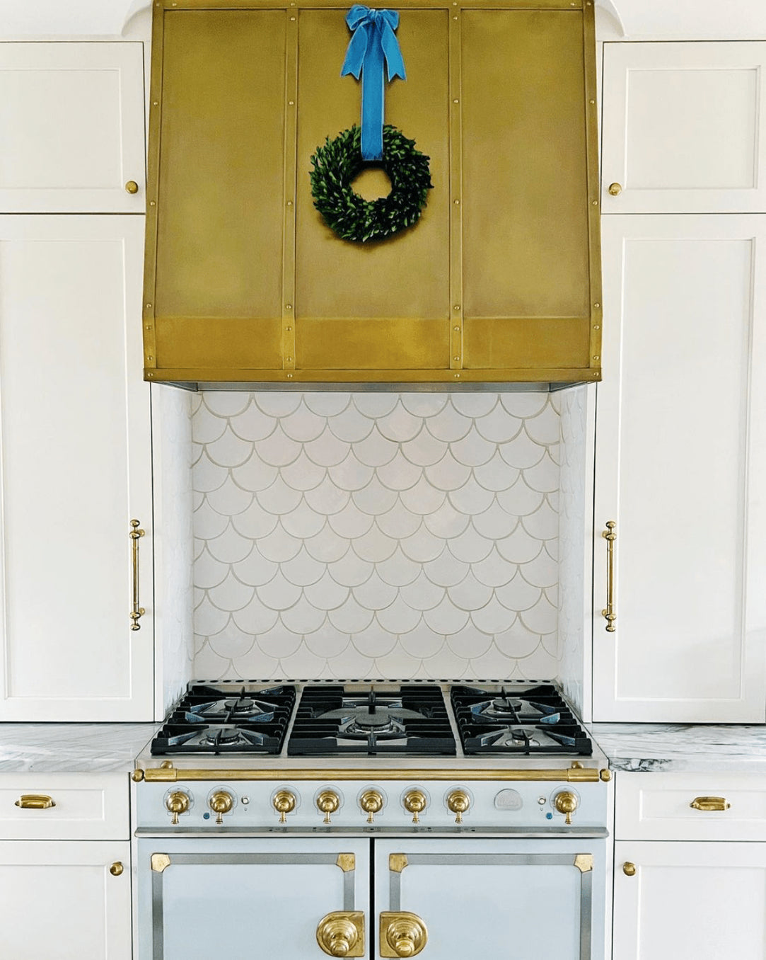 white moroccan fish scale tile kitchen backsplash, white mermaid tile kitchen backsplash, white moroccan fish scale tile oven range